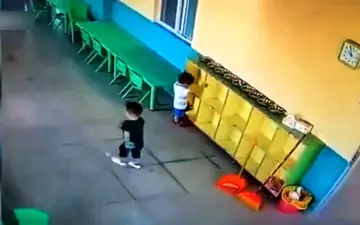 لحظه سقوط کابینت روی کودک خردسال + فیلم