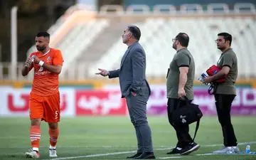 فکری: وقت‌کشی‌ها ما را اذیت می‌کند