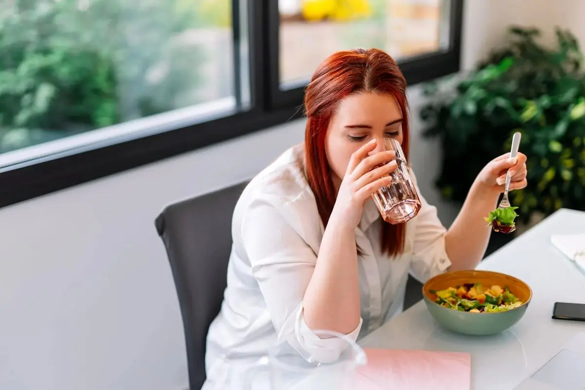 آب همراه غذا؛ آیا باید بنوشیم یا نه؟