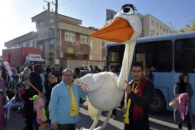 شادپیمایی عروسک‌ها در مسکن مهر شهرک دولت‌آباد شهر کرمانشاه