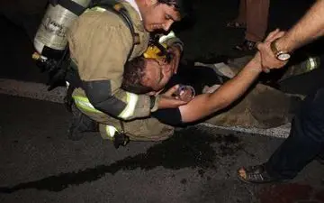 یک آتش نشان هنگام آواربرداری بیهوش و به بیمارستان منتقل شد