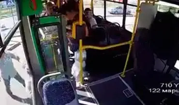 صحنه وحشتناک پرش مادر و فرزند از اتوبوس