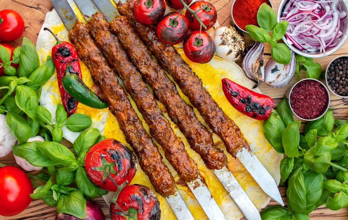 طرز تهیه کباب کوبیده خانگی؛ لذیذ و حرفه‌ای