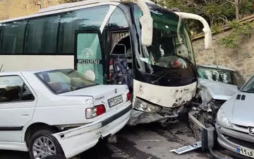 خلق صحنه وحشتناک در پارک جمشیدیه تهران/ اتوبوس بی‌ترمز 14 ماشین را در هم کوبید+ عکس