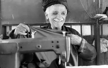 چیره دستی نابینای پاوەای در خیاطی: انگشتان هنرمند، چشمان بصیر | فیلم