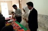  آغاز زندگی مشترک از پای صندوق اخذ رای/ عروس و داماد بیرجندی رای خود را به صندوق انداختند 
