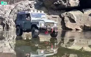 ویدئوی عجیب از ردشدن یک جیپ از روی رودخانه یخ بسته 