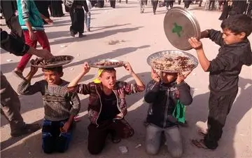 کودکان عراقی پذیرای زائران اربعین +فیلم 