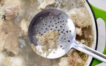 کف موقع پختن گوشت را باید دور ریخت؟

