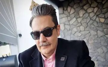 تیپ متفاوت گوینده خبر تلویزیون در یک کافی شاپ