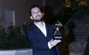 ژست جالب بهترین بازیگر نقش اول مرد با جایزه اش! + عکس