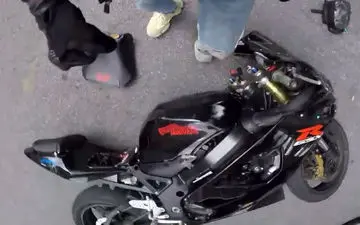 برخورد وحشیانه موتورسوار با خودرویی که مسیرش را بسته بود 