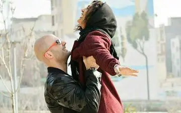 ژست متفاوت خانم بازیگر در آغوش همسرش! + عکس