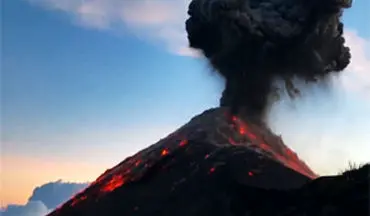 کوهنوردانی که هنگام صعود به قله، با فوران کوه آتشفشان روبرو شدند + فیلم 