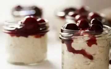 طرز تهیه پودینگ با سس آلبالو: به سادگی یک دسر مجلسی و خوشمزه بپزید!