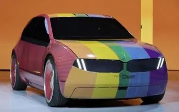 بی ام و ایی که هم حرف میزنه هم تغییر رنگ میده!