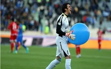 شعار هواداران استقلال علیه افتخاری: «مدیر پرسپولیسی نمی‌خواهیم، نمی‌خواهیم» 