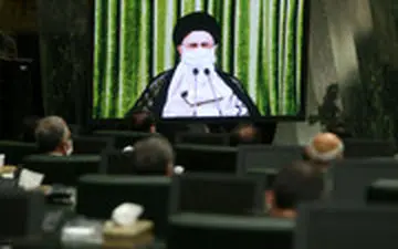 رهبر انقلاب: از آن پرستاری که فداکارانه در حال ارائه خدمت است خجالت می کشم