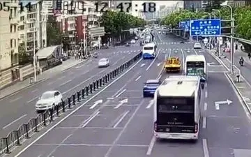 فیلم/ کوبیدن خودرو پورشه‌ به تیر برق سه نفر را روانه بیمارستان کرد