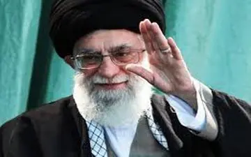 رهبر انقلاب در حیاط خانه پدری