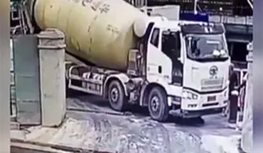 سقوط کامیون حمل سیمان به محل گودبرداری شده +فیلم