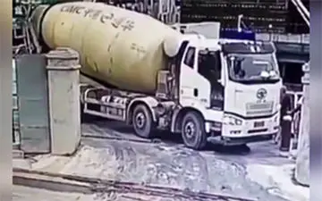 سقوط کامیون حمل سیمان به محل گودبرداری شده +فیلم