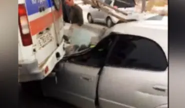 حمله راننده سواری به خودروی آمبولانس با حداکثر سرعت! + فیلم