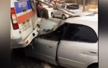 حمله راننده سواری به خودروی آمبولانس با حداکثر سرعت! + فیلم