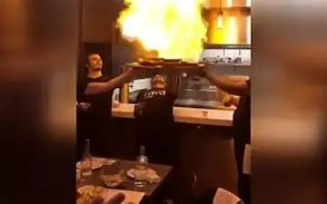 هنرنمایی آشپزها، رستوران را بهم ریخت!+فیلم