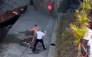 ضرب و شتم پسر جوان به دلیل شنا در رودخانه! +فیلم 