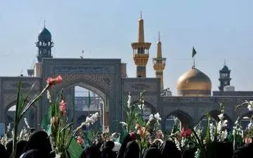 گلباران حرم امام رضا (ع) در سالروز ولادت حضرت معصومه (س) و آغاز دهه کرامت