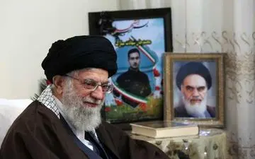  رهبر انقلاب در منزل یکی از شهدای ناجا