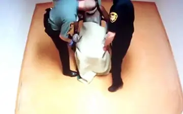 ضرب و شتم زندانی بیمار با دستانی بسته