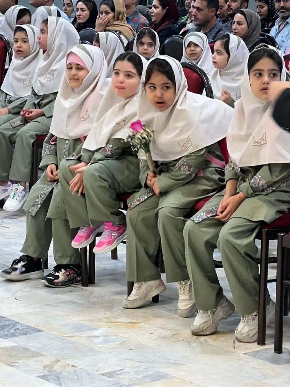 برگزاری جشن شکوفهها در دبستان دخترانه سید الشهدا با حضور چهرههای هنری و مسئولان منطقه+تصاویر