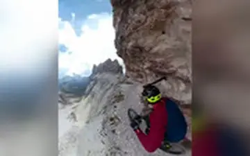  لحظات دلهره‌آور دوچرخه سواری در لبه پرتگاه