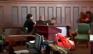 لحظه وحشتناک حمله خانواده مقتول به قاتل در جلسه دادگاه!