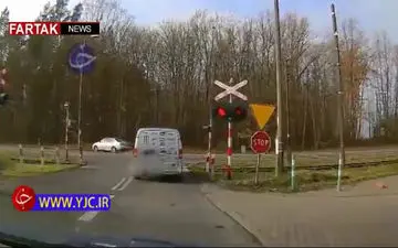 بی توجهی راننده و تصادف وحشتناک با قطار + فیلم