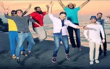 عکس|خوشحالی عجیب خواننده معروف و گروهش!