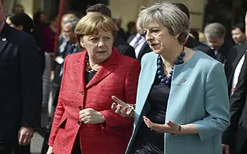 گیر کردن ترزا می‌ در خودرو پیش از دیدار با آنگلا مرکل + فیلم 