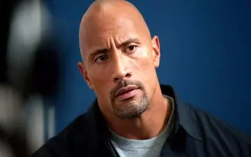 راک، بازیگر هالیوود، گردشگران را غافلگیر کرد | فیلم