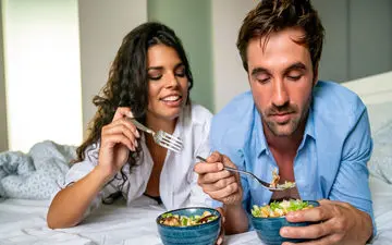  بدترین غذاها قبل از رابطه زناشویی؛ یک فهرست ممنوعه!
