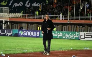 ساپینتو مقابل پیکان روی نیمکت می‌نشیند