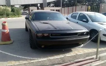 خودرو گرانقیمت زیر پای ستاره پرسپولیس+عکس