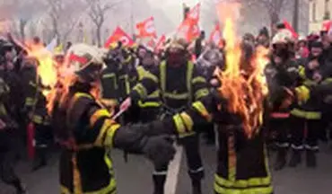  آتش نشانان فرانسوی به نشانه اعتراض خودشان را آتش زدند