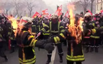  آتش نشانان فرانسوی به نشانه اعتراض خودشان را آتش زدند