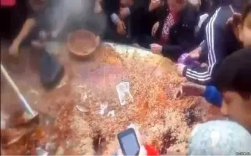 جنگ بر سر غذا در جشنواره پلو خوران تاجیکستان! +فیلم 