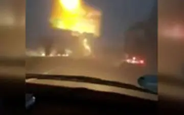 سقوط بیلبورد تبلیغاتی بر اثر طوفان در رامسر