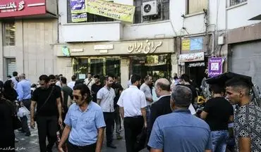 ازدحام جمعیت برای فروش دلار در بازار فردوسی +فیلم 