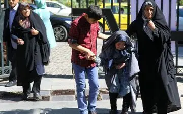 حضور پیرزن 104 ساله پای صندوق رای انتخابات ریاست جمهوری(عکس)