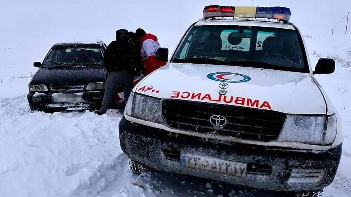 نجات مادران باردار از برف و کولاک در آذربایجان‌غربی